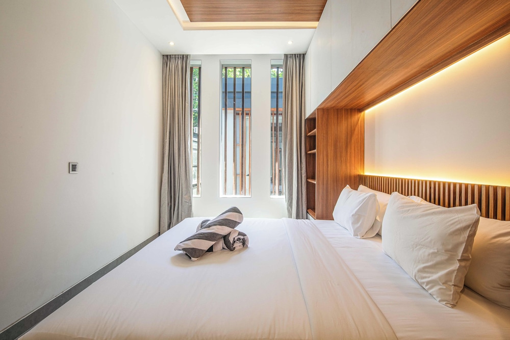 Opulent 5BR Modern Villa 400m From the Ocean