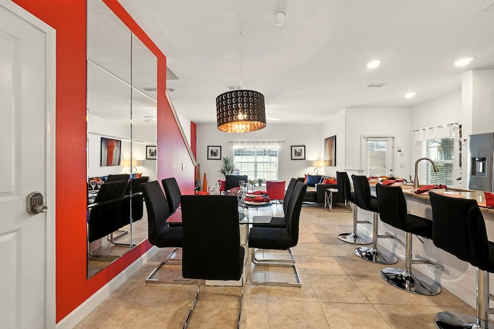 Vibrant 5BR Family Retreat in Storey Lake!