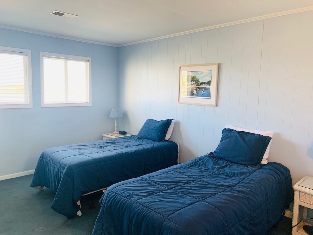 Westside- 3 Bedroom Home by RedAwning