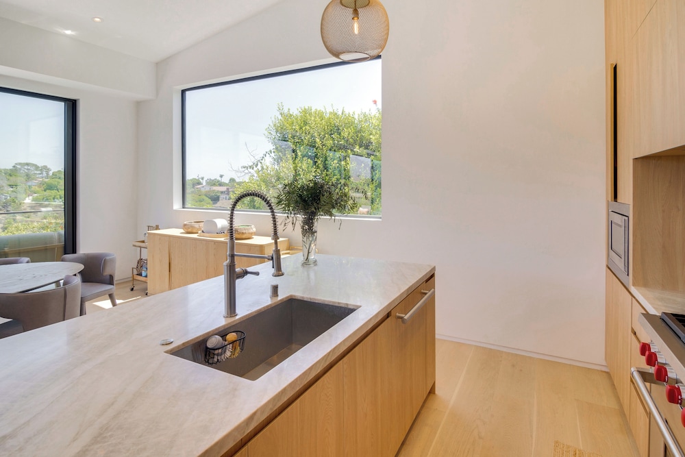 1 Mi to Point Dume: Mtn-view Escape w/ Patio!