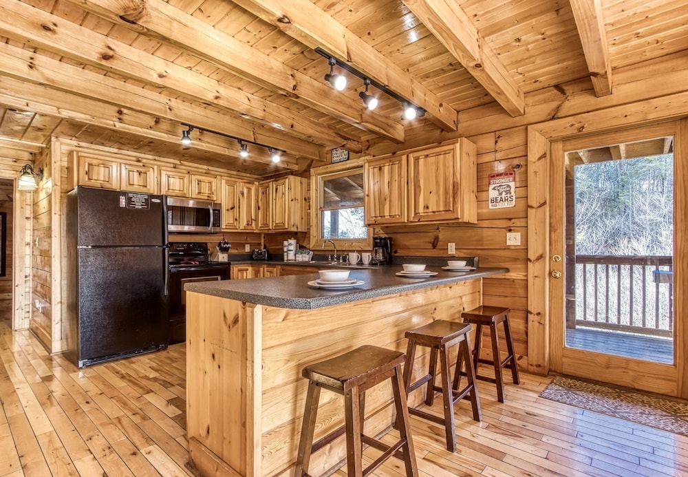 The Wildlife Lodge - Great Location! Close To Tanger Outlets! 5 Bedroom Cabin by RedAwning view 4