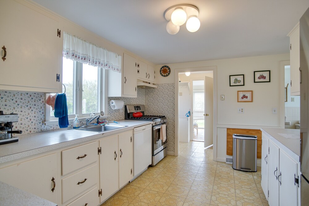 Walk to Beach: Chatham Getaway w/ Sunroom!