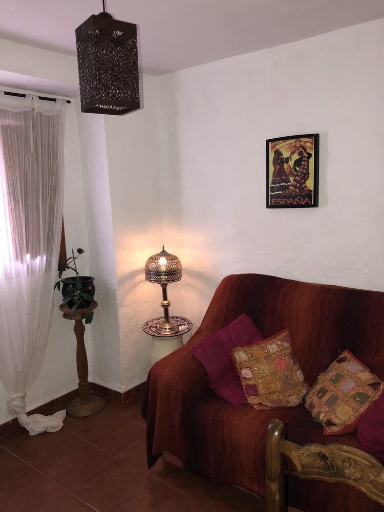 Cottage - Sleeps 4 - Pet Friendly - Patio