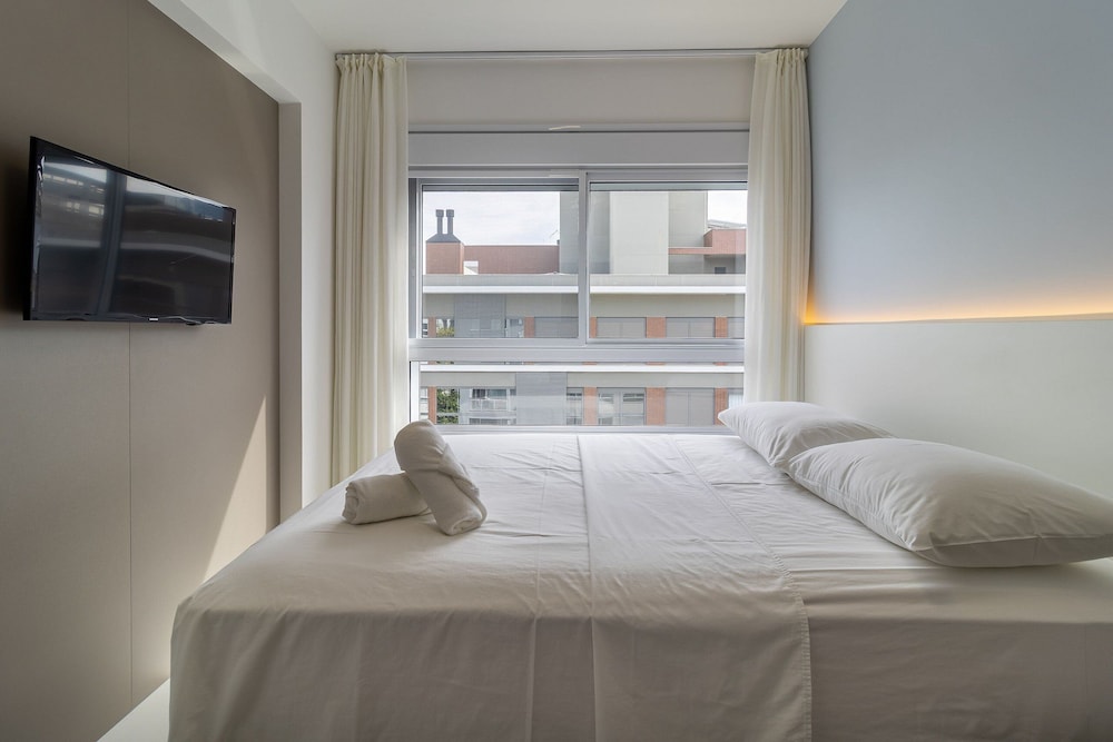 Modern duplex w/jacuzzi 240m beach JRR410