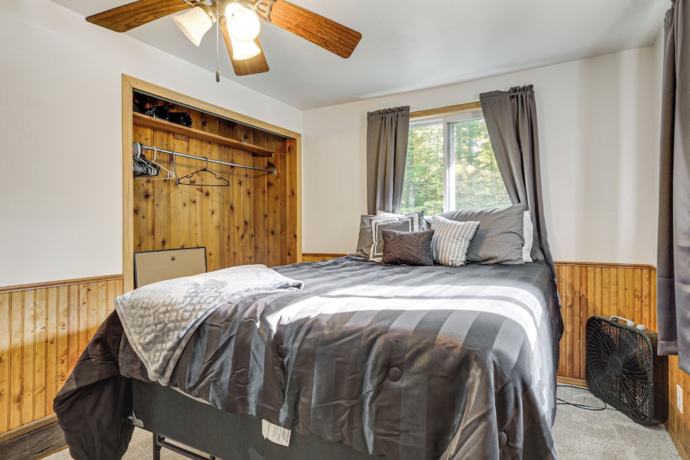 4 Mi to Lake: Secluded Northwoods Getaway