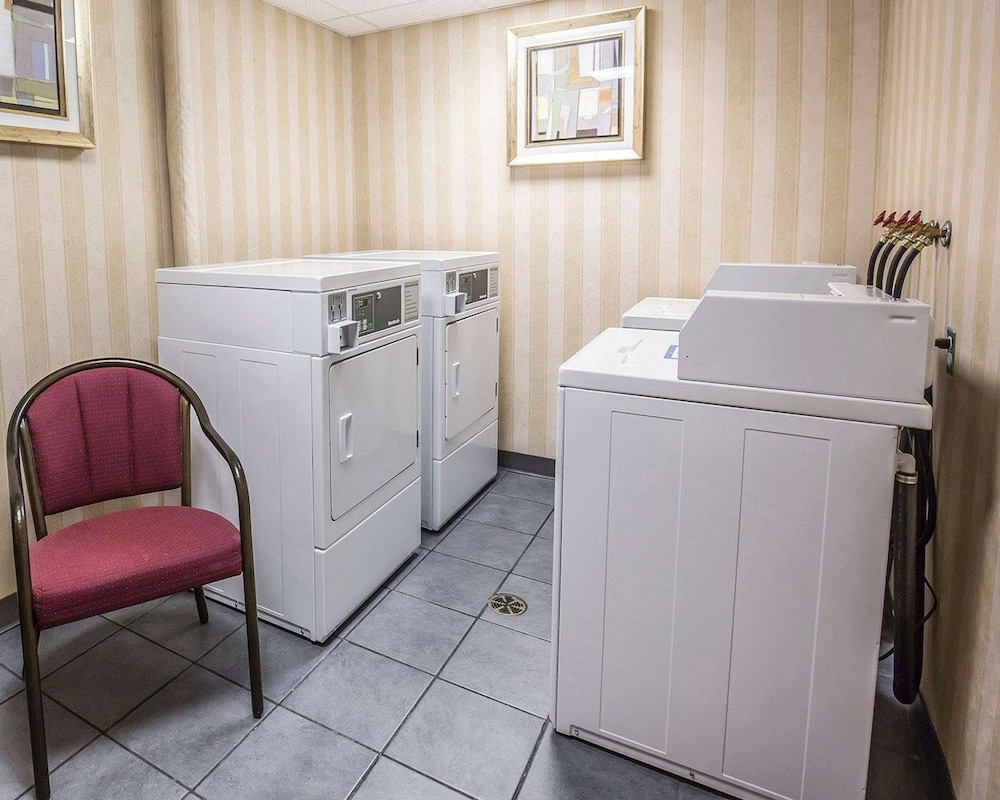 Red Deer Vacations - Quality Inn  Conference Centre - Property Image 4