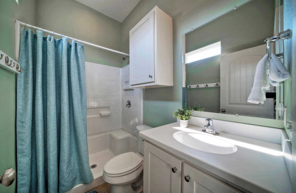 Sleeps 24, 2 Homes Pool, Backyard Tiki Bar, Fire Pit, Cornhole Walk to Beach