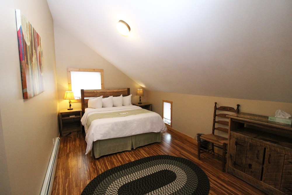 LakeFront Lodge