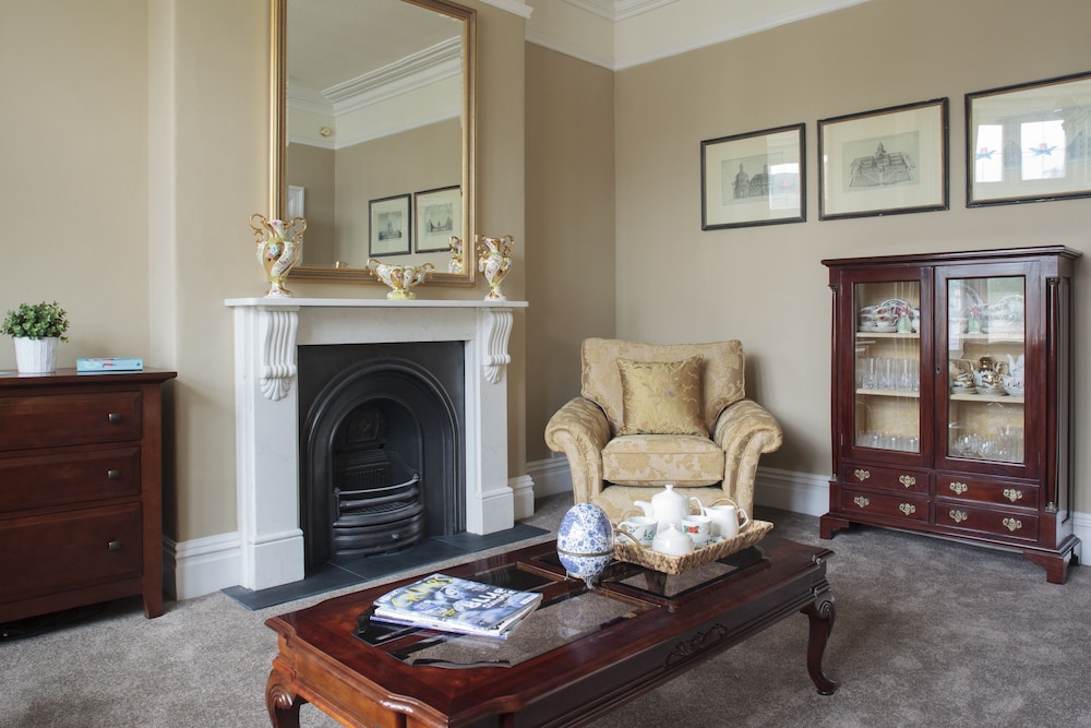 2 Crescent Gardens
