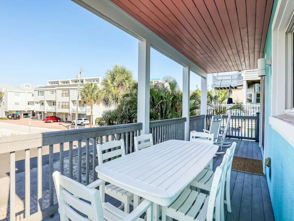 Sunshine Lane by Distinctive Beach Rentals view 5