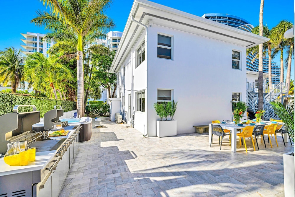 Beach Condo King Bed Lush Patio w BBQ Birch Key One