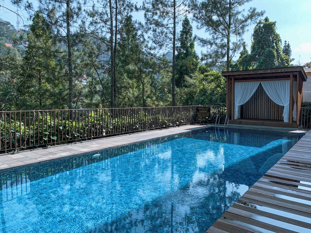 Mentari Hill View 8 BR heated pool and movie room