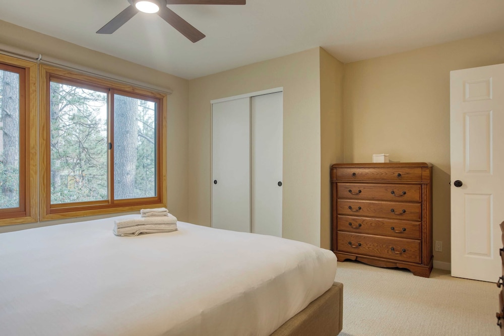 Arrowhead Lakeside Escape by Avantstay 3min Walk to Lake, Private Beach Access