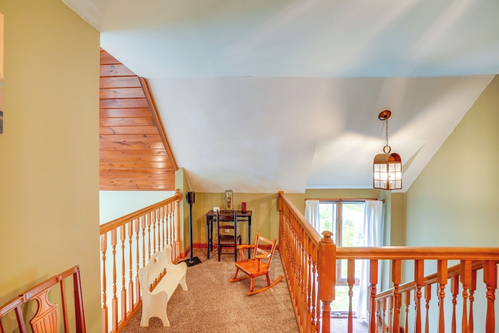 Game Room, Hot Tub! Year-round Dover Retreat
