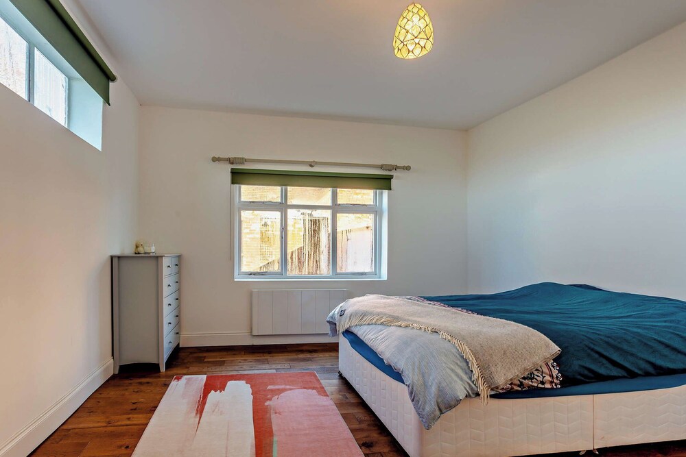 Old School House-2 Bedroom-sleeps 6-large Garden