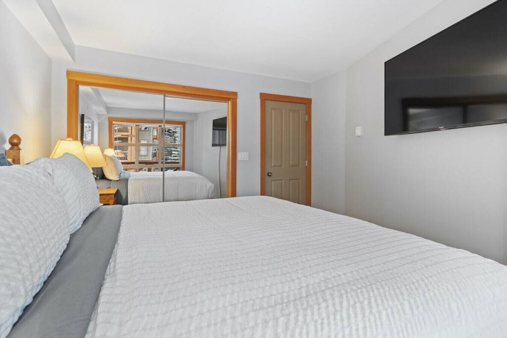 TOP FLOOR in Panorama Resort | TRUE Ski In/Out | Indoor Access to Pool & HotTubs-4