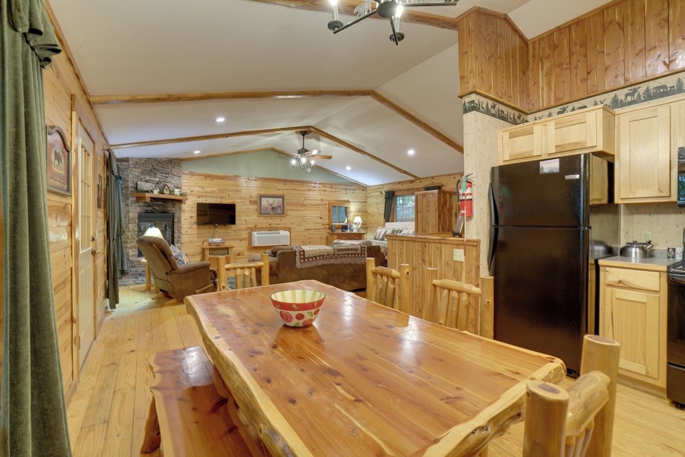 4 Mi to Beaver Lake: Peaceful Log Cabin w/ Deck!