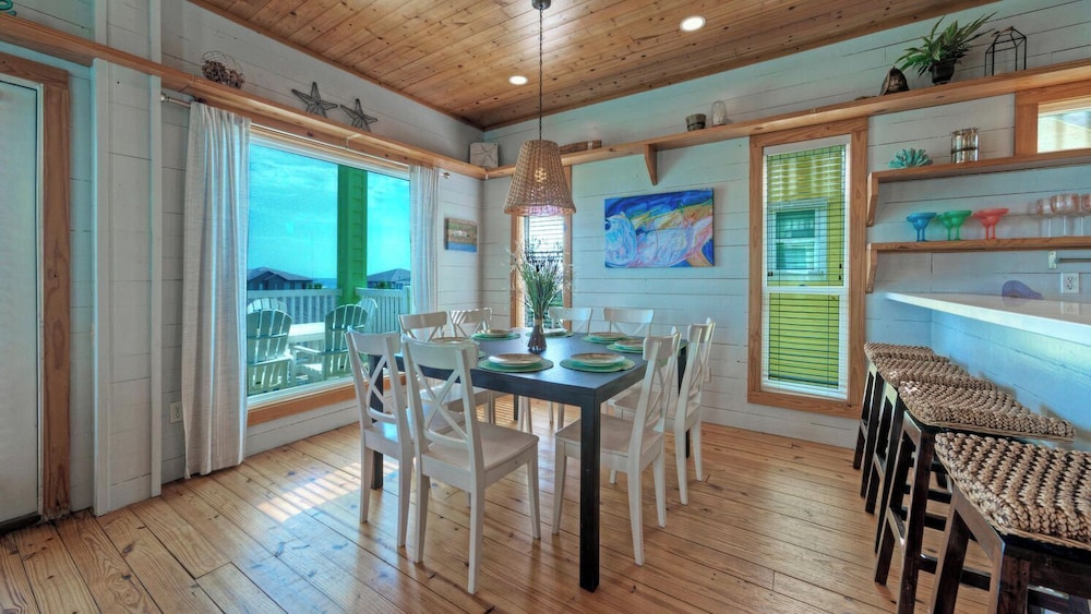 Walk to the Beach Ocean Views, Balcony Dining & Open Living Beachview 54 by Avantstay