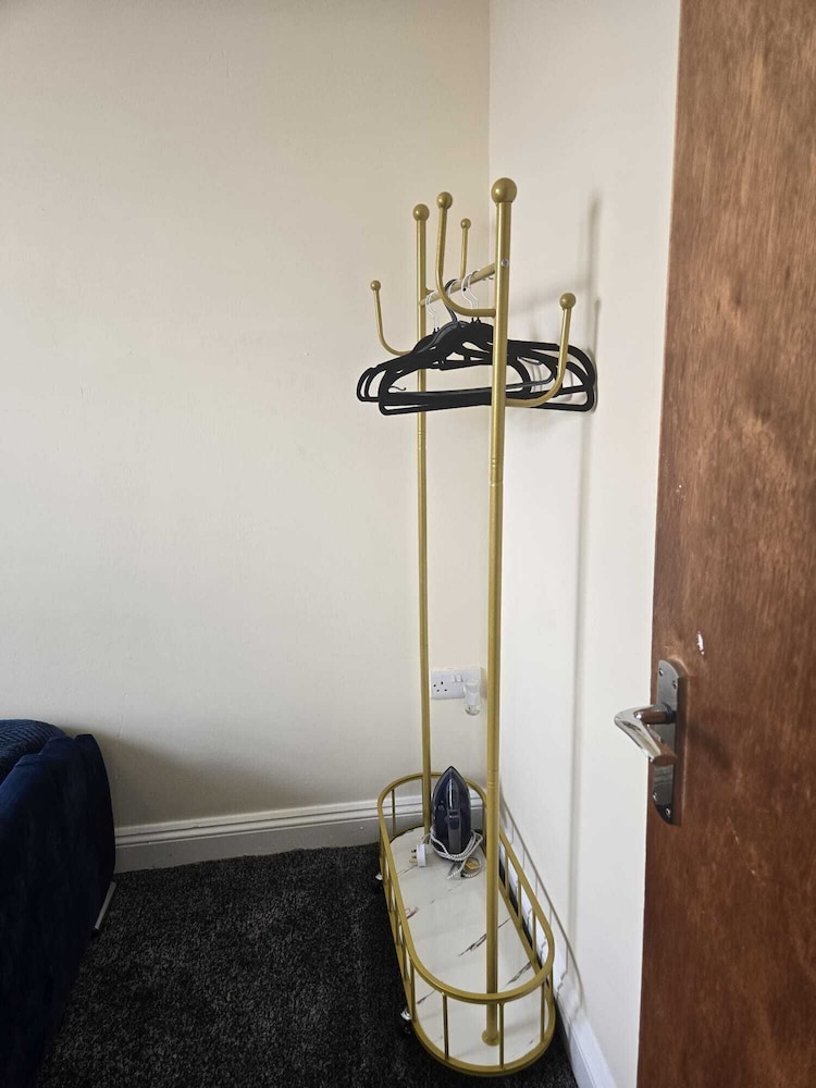 Charming Wolverhampton Apartment With Private Entrance
