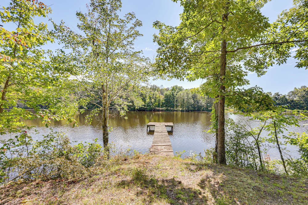 Waterfront Home w/ Deck & Yard, 4 Mi to Farmville!