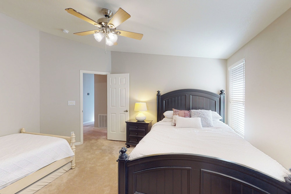 Exclusive 3BR w/ Pool, Hot Tub, W/d, & Clubhouse