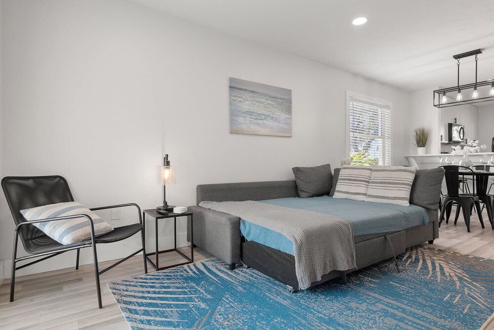 Relaxing 2BR Florida Home Close to Beach view 3