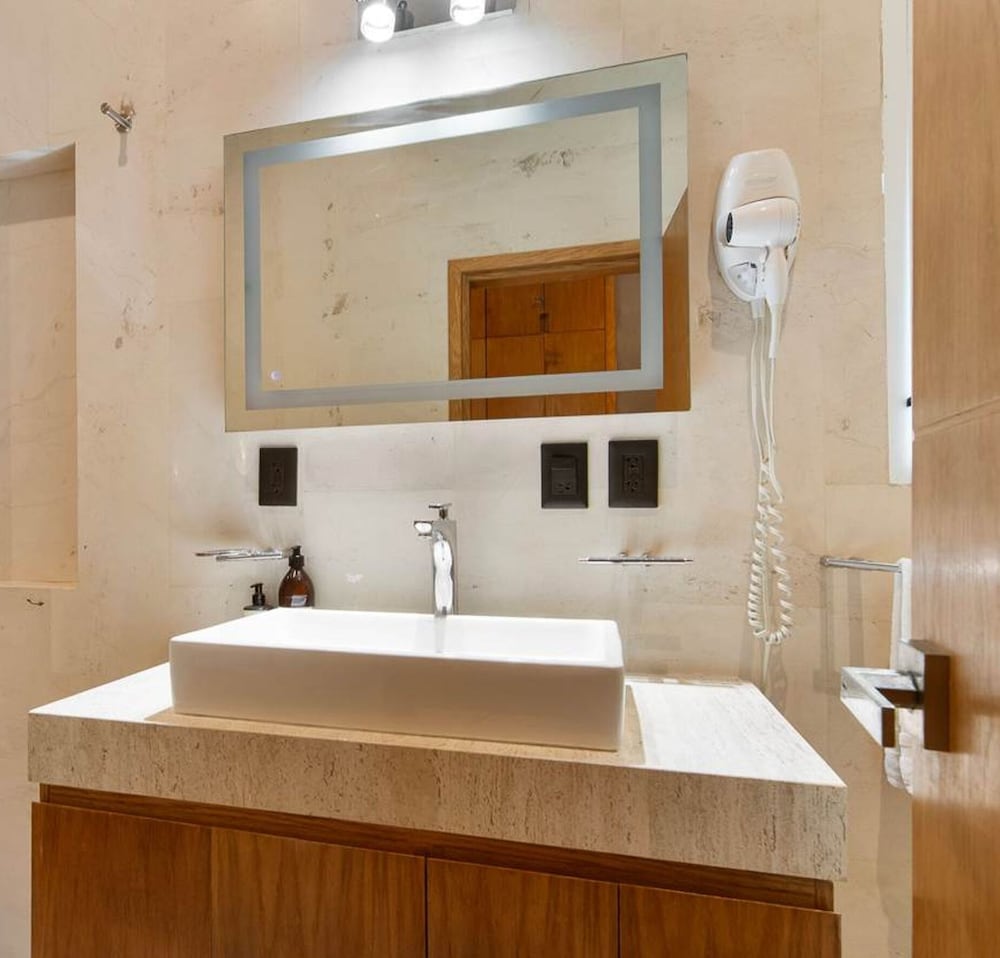 Best Spot on 5th Ave - 2BR With King Beds Style