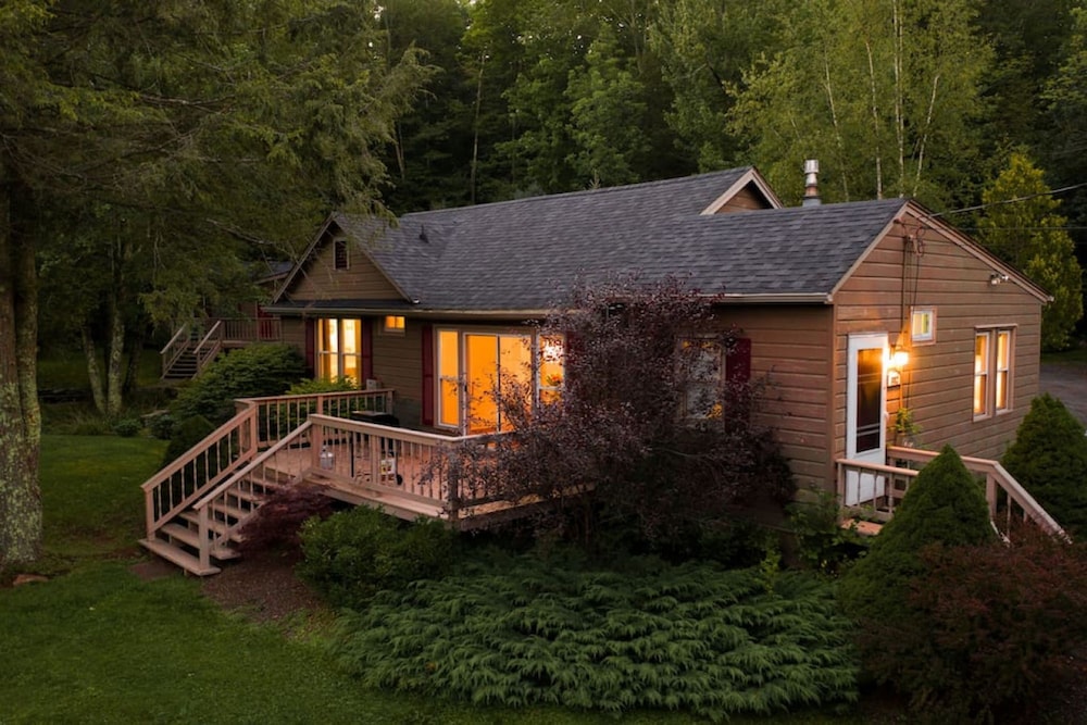 Twin Cabin I - Hot Tub Firepit Hiking Retreat