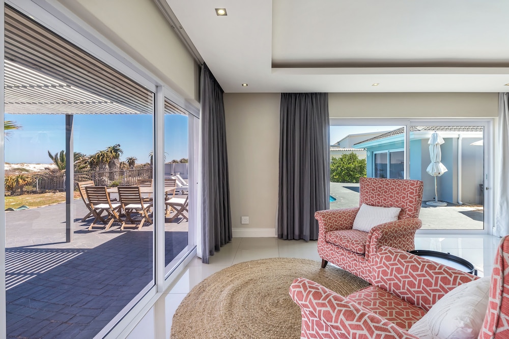Beachfront, Private Pool, Pizza Oven, Pool Table, Fast Internet, Family Friendly