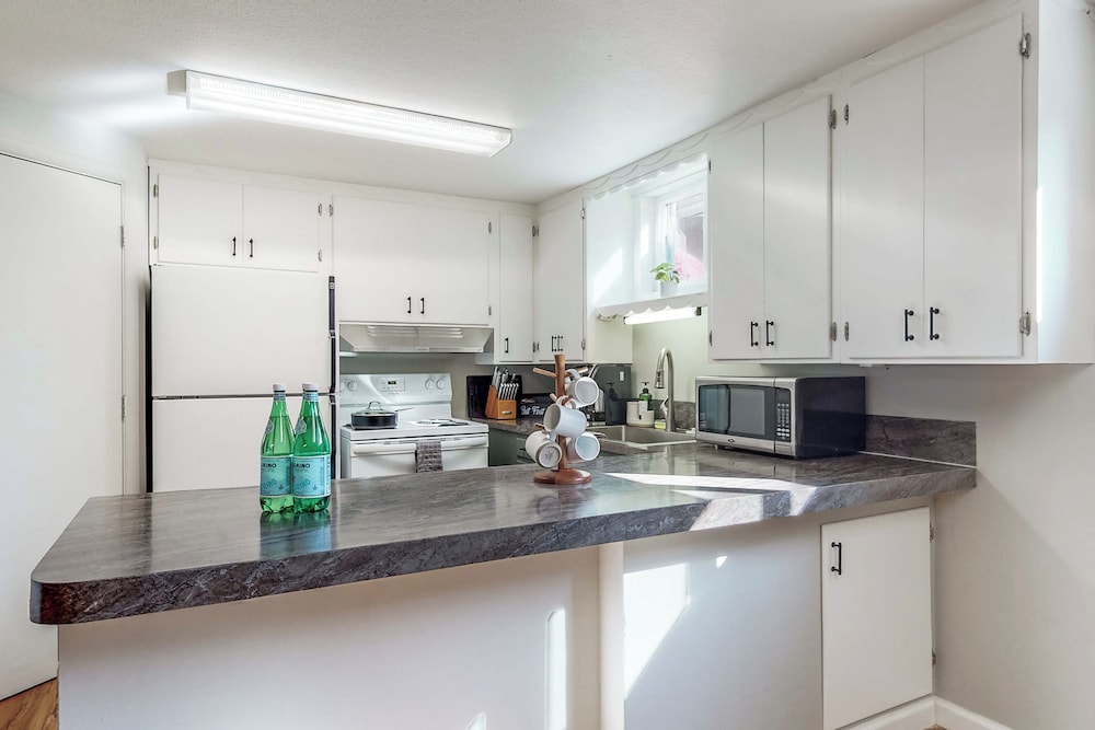 2BR Dog-friendly Duplex Close to Boise w/ W & D