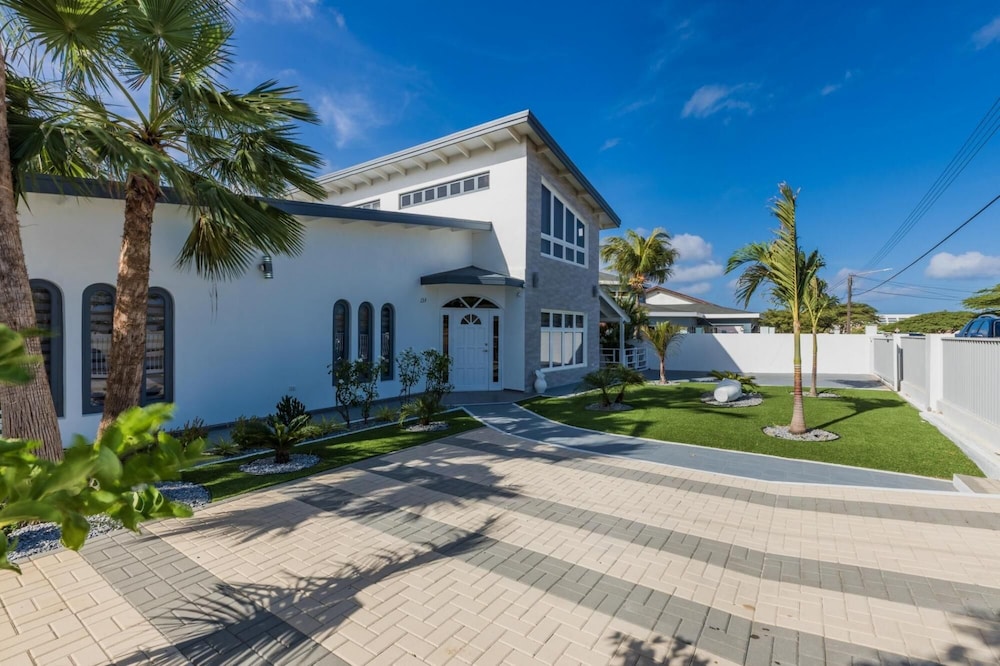 NEW Modern Stylish 6BR 6BA Villa Near Palmbeach