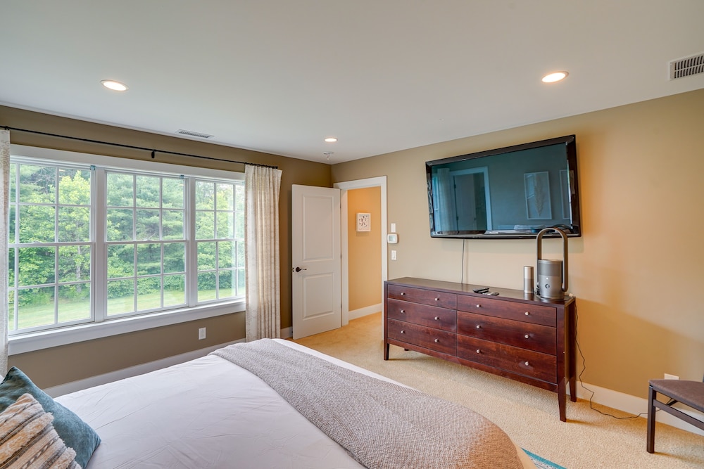 Stockbridge Retreat w/ Pool & Hot Tub!