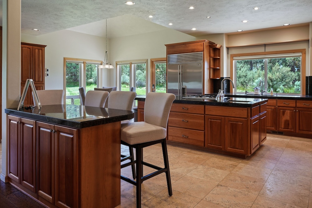 Family-Friendly Dara Oaks Home with Private Hot Tub and BBQ on the Deck by RedAwning