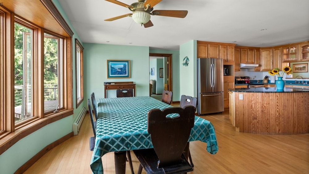 Camp Roosevelt 5 Bedroom Cottage by RedAwning