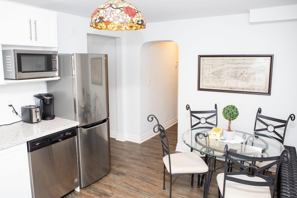 Fully Private 3 Bdrm Suite - The Winchester