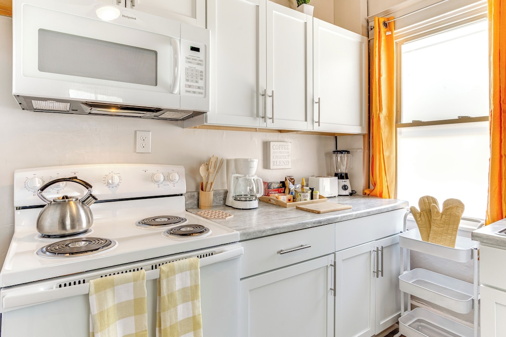 3 Mi to Dtwn Indy: Pet-friendly Home w/ Backyard!