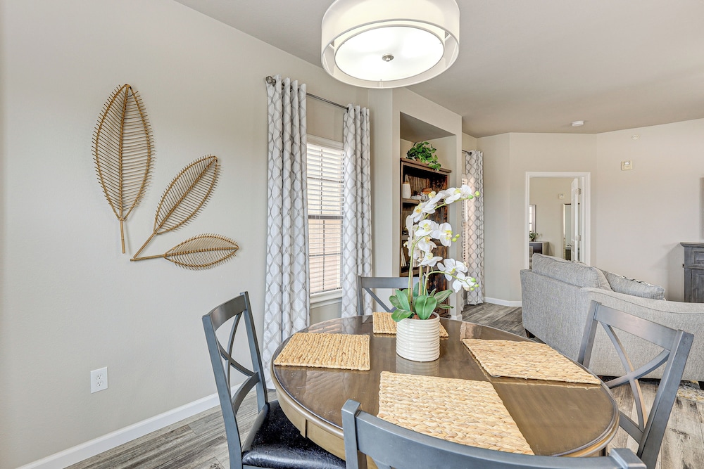 3 Mi to Hospitals: Stylish Condo in San Antonio!