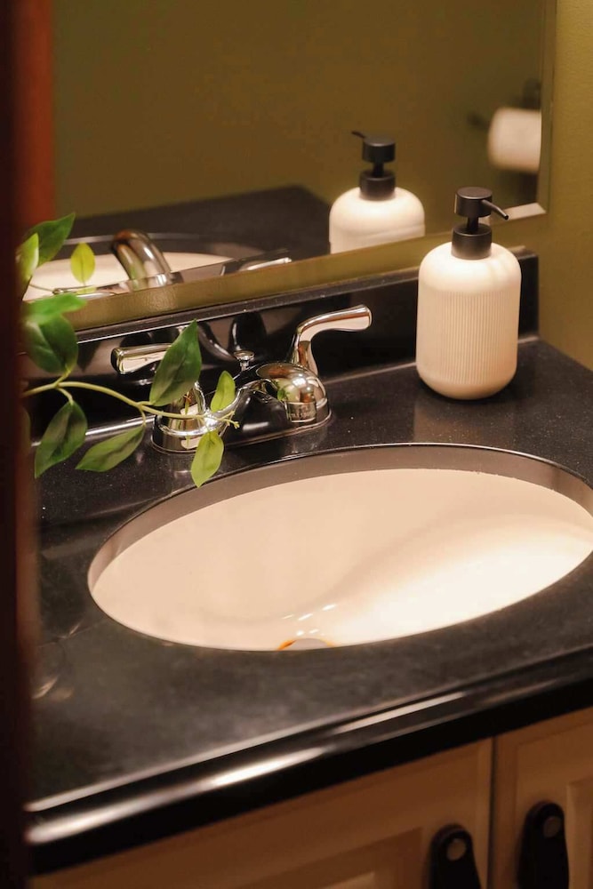 Cheerful Two Bdrm Cabin With Hot Tub & Pet Friendly