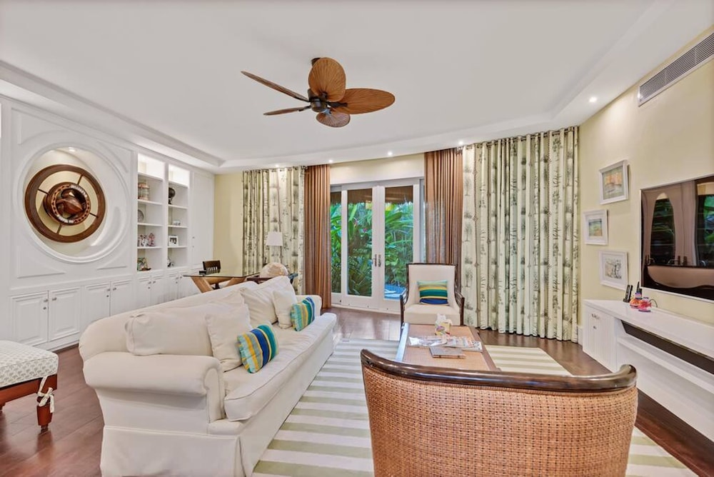 Dazzling Beachfront Villa With Swim-up Bar