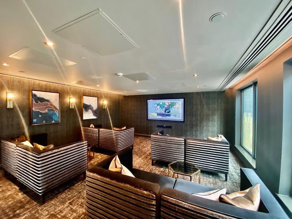 Luxury 2-bedroom Apartment in St Martin s Place BMH