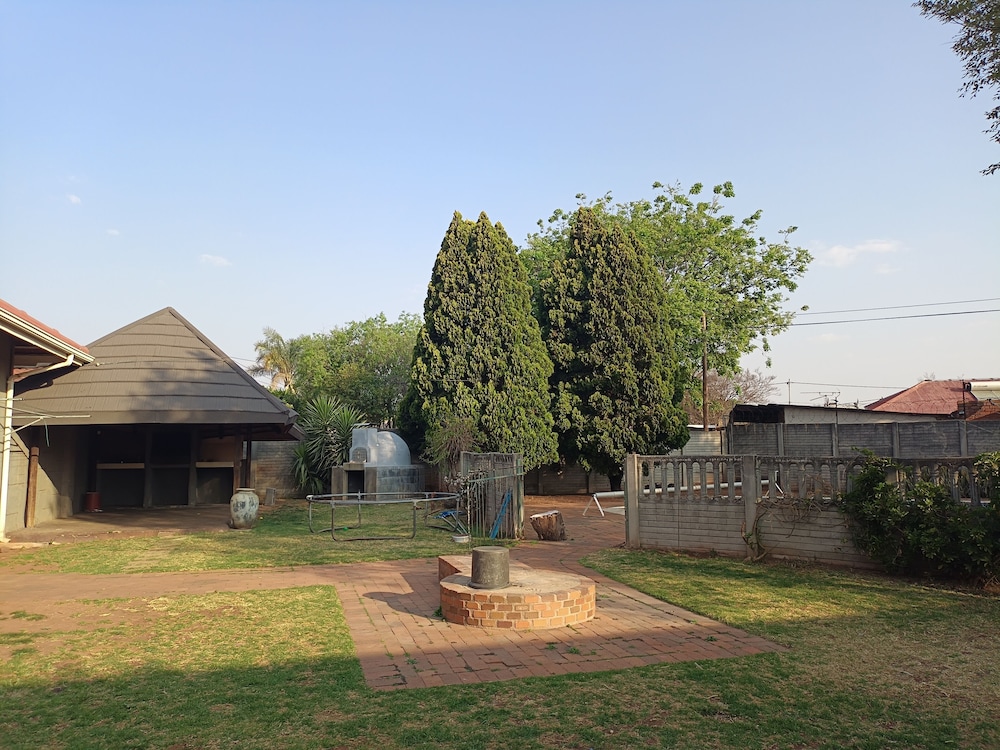 JM TOURS & SAFARIS GUESTHOUSE