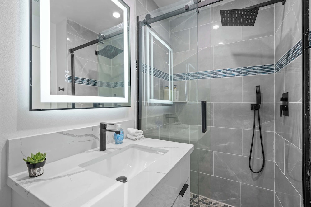 Not Affected by the Fire/modern 5BR Home With Full Amenities & Parking #2