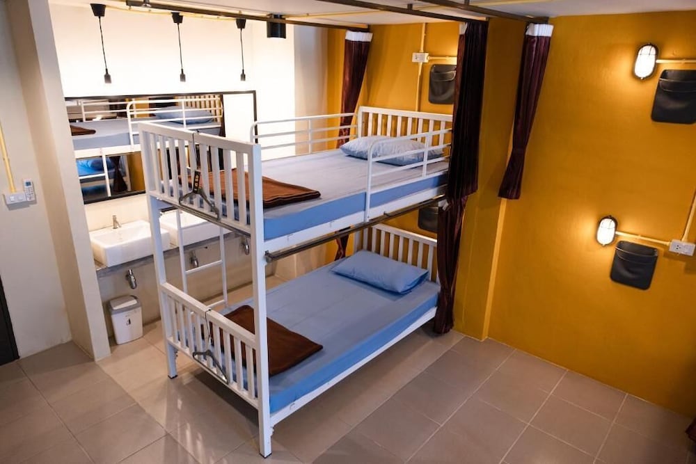 Krabi Freedom Hostel And Bar