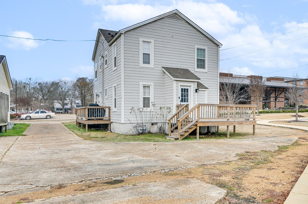 Charming Abode ~ 2 Mi to Mississippi State Campus! view 3