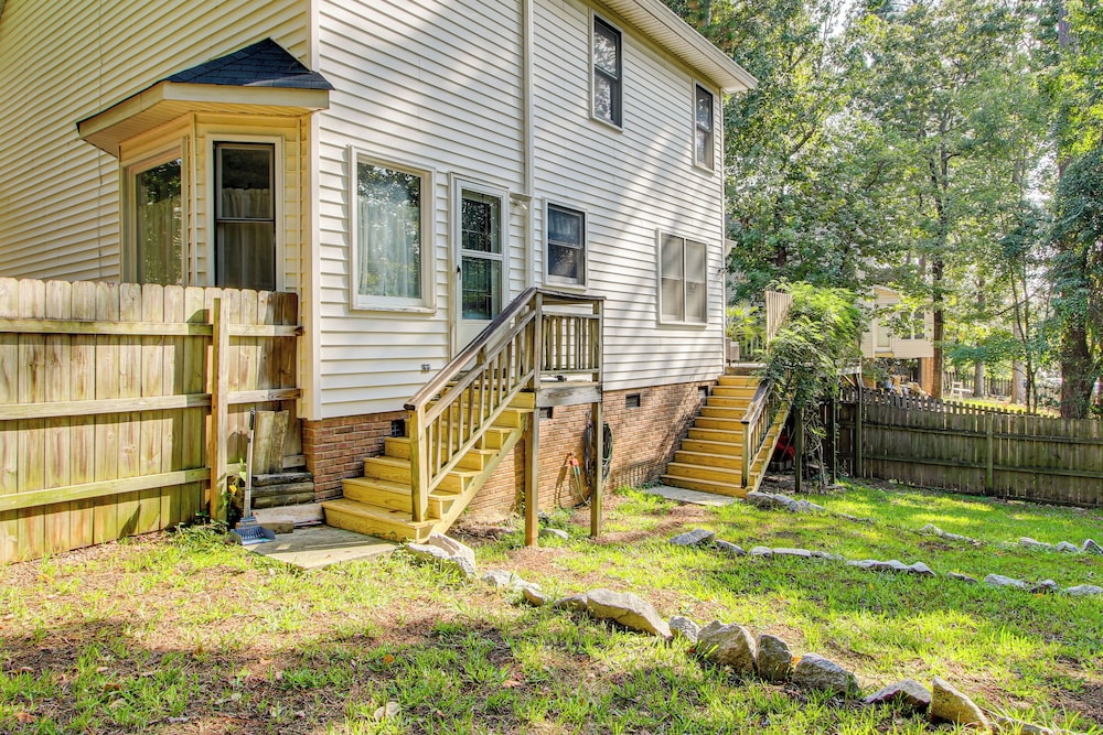 3 Mi to Marina: Quiet Getaway w/ Deck in Lexington