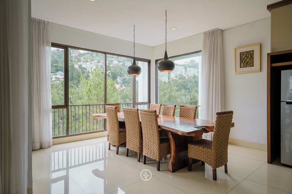 Mentari Hill View 8 BR heated pool and movie room