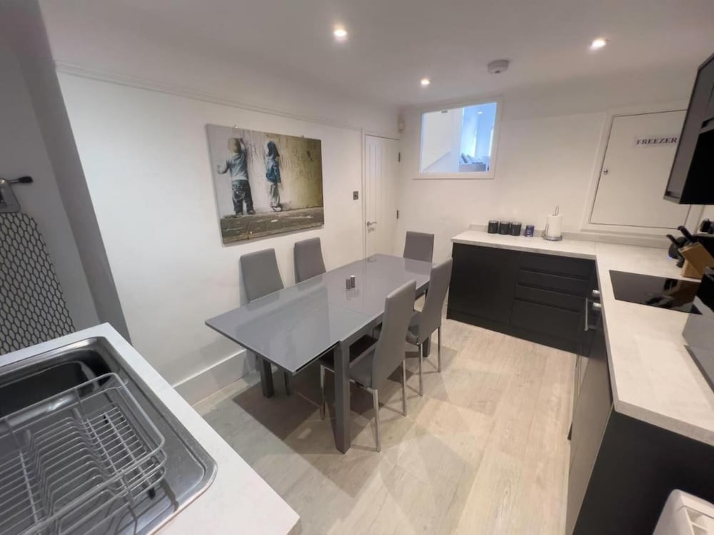Apartmentsleeps8-wifi-famillyfriendly-citycentre