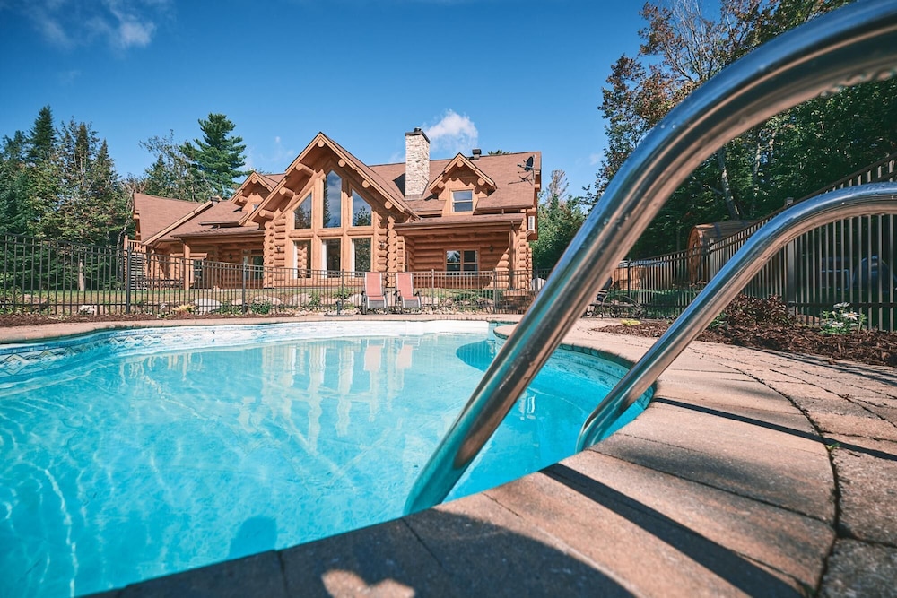 Executive Plus 44 - Majestic log Chalet With hot tub Sauna Heated Pool and Close to Activities