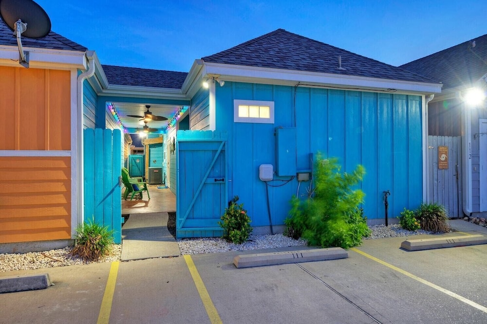 Coastal Vibe by Avantstay Sunset at the Pool and Playscape