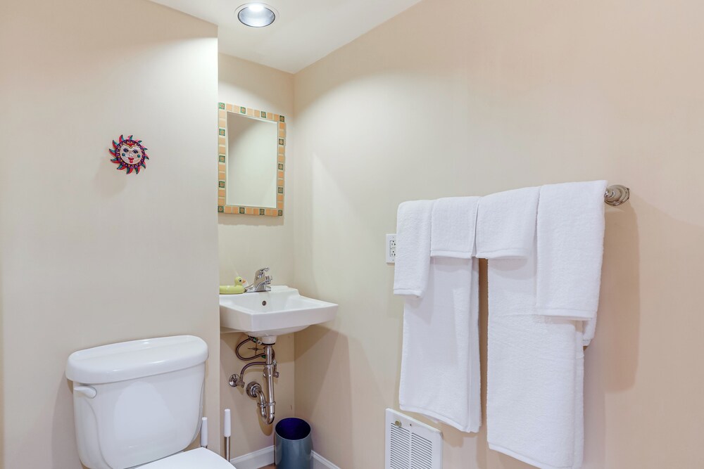 6 Mi to Dtwn Seattle: Walkable Home w/ Hot Tub